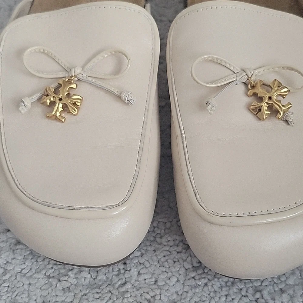 Tory Burch Cream Leather Tory Charm Mules Slip-On with Gold Logo Charm Size 6